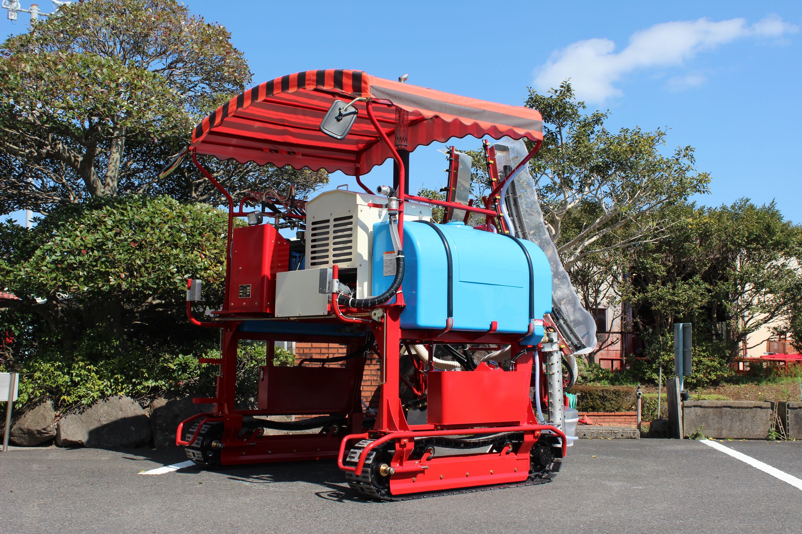 乗用型茶園防除機